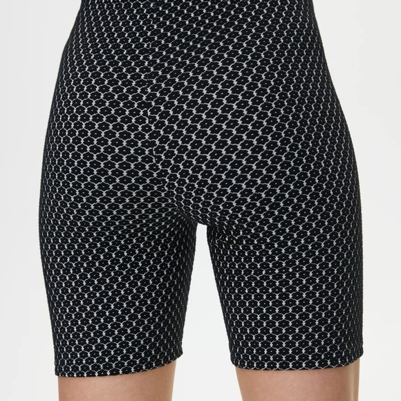 ARITZIA Sunday Best Kissy Shorts - Picture 3 of 5